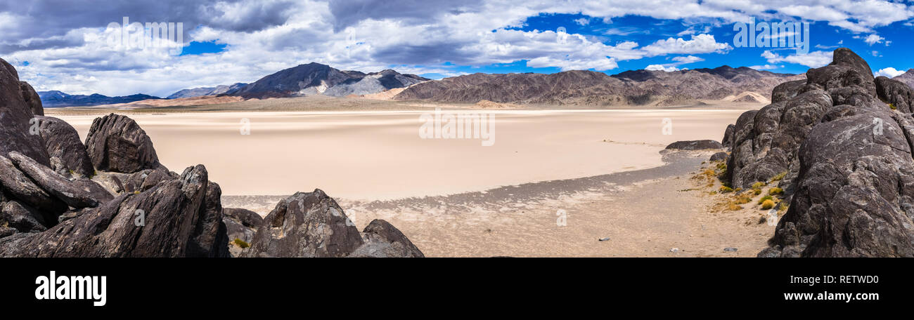 Vista panoramica della Racetrack Playa presi dalla tribuna, Parco Nazionale della Valle della Morte, California Foto Stock