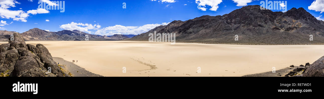 Vista panoramica della Racetrack Playa presi dalla tribuna coperta; Parco Nazionale della Valle della Morte, California Foto Stock