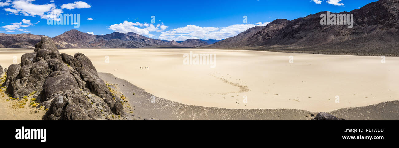 Vista panoramica della Racetrack Playa presi dalla tribuna coperta; Parco Nazionale della Valle della Morte, California Foto Stock