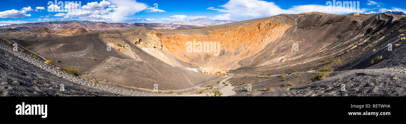 Vista panoramica del cratere Ubehebe nel Parco Nazionale della Valle della Morte, California Foto Stock