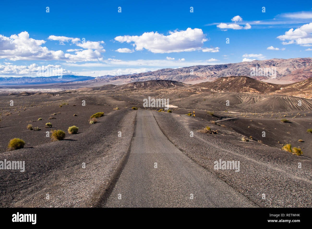 Viaggia su una strada sterrata attraverso una zona remota del Parco Nazionale della Valle della Morte; Ubehebe area craterica in background; California Foto Stock
