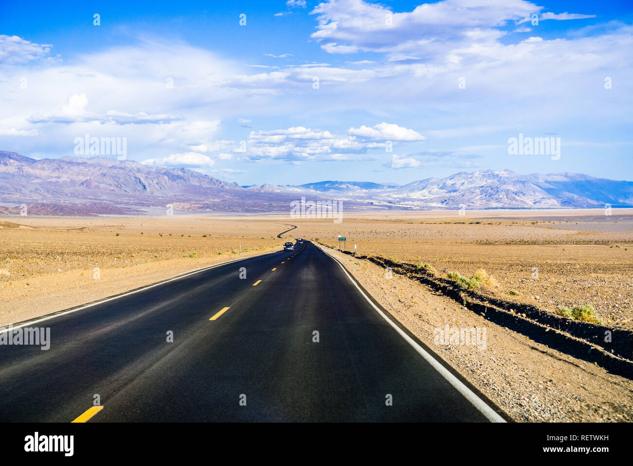 Guidando attraverso il Parco Nazionale della Valle della Morte; 'elevazione del livello del mare" segno sul lato della strada Foto Stock