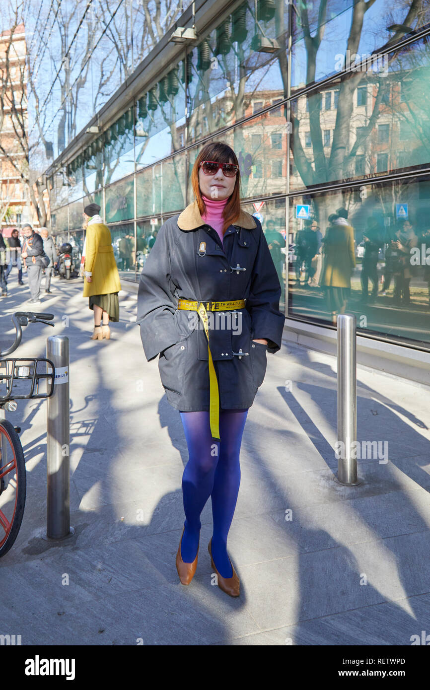 Milano, Italia - 14 gennaio 2019: Donna con turtleneck rosa e giallo biancastro cinghia prima di Emporio Armani fashion show, la Settimana della Moda Milanese street st Foto Stock