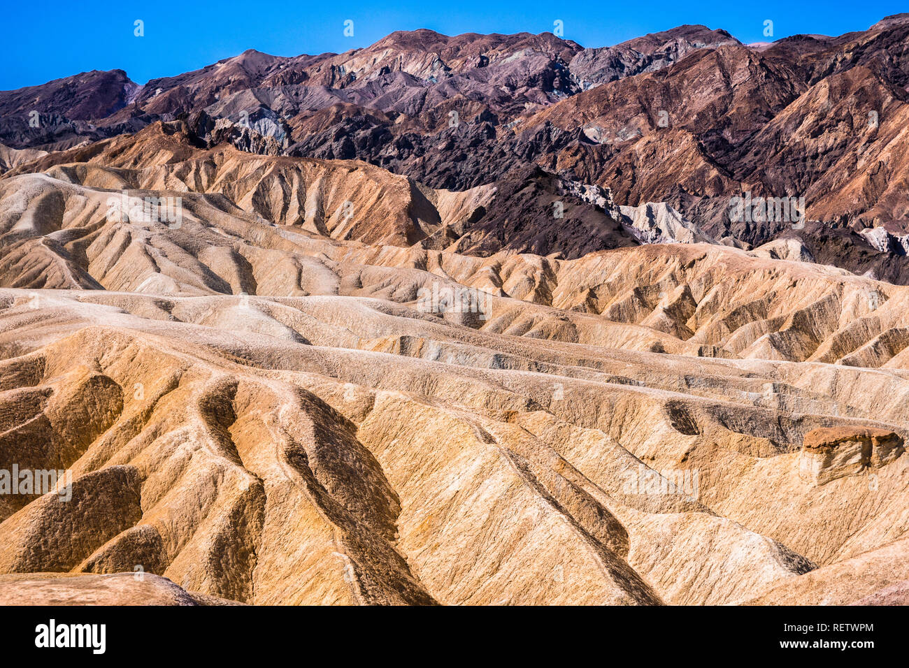 Colorate formazioni geologiche a Zabriskie Point nel Parco Nazionale della Valle della Morte, California Foto Stock