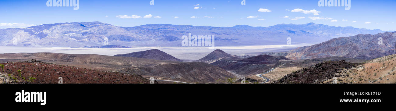 Vista panoramica verso la valle di Panamint e la gamma della montagna, il Parco Nazionale della Valle della Morte, California Foto Stock