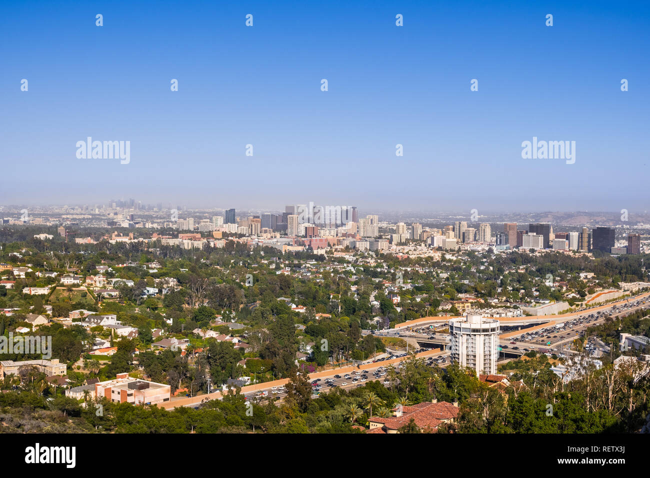 Vista aerea verso lo skyline della città del secolo nel quartiere commerciale; downtown area grattacieli visibili in background; autostrada 405 e residenziale Foto Stock