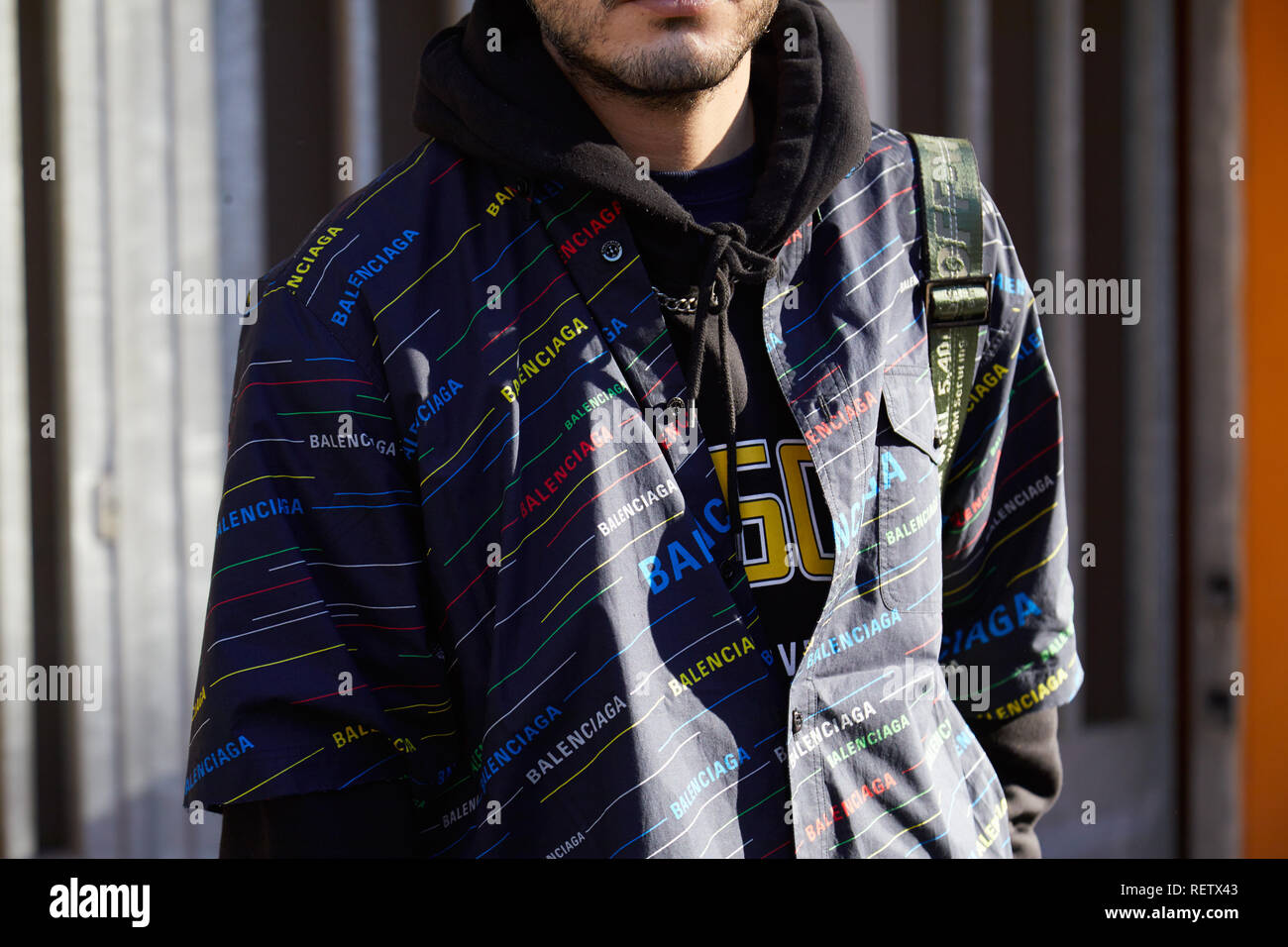 Milano, Italia - 14 gennaio 2019: l'uomo con il nero Balenciaga shirt con  loghi colorati prima di Emporio Armani fashion show, la Settimana della  Moda Milanese street sty Foto stock - Alamy