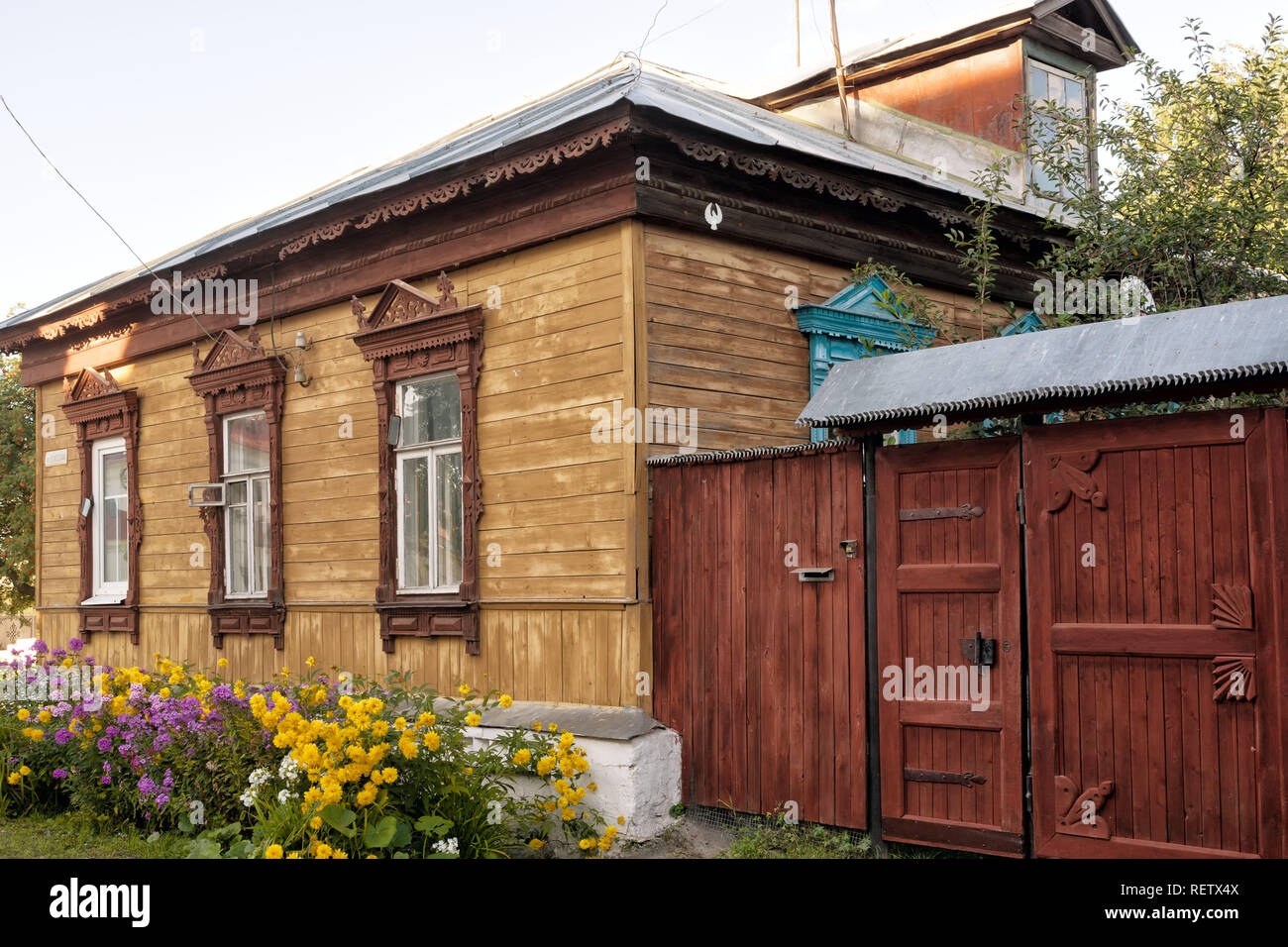Kolomna, Russia - Agosto 14, 2018: casa in legno e cancello di legno con una decorazione intaglio del legno nella città vecchia di Kolomna in Russia. Foto Stock