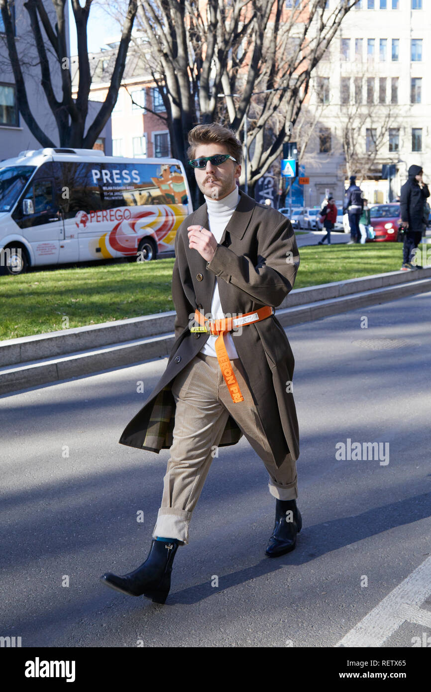 Milano, Italia - 14 gennaio 2019: l'uomo con rivestimento di colore marrone e arancione cintura prima di Emporio Armani fashion show, la Settimana della Moda Milanese street style Foto Stock