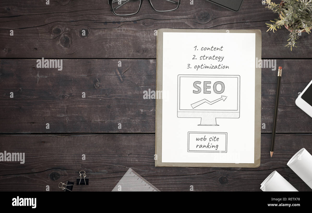 Strategia SEO semplice schizzo del piano sulla scrivania in ufficio. Tavolo in legno in background. Spazio libero per il testo accanto a. Foto Stock