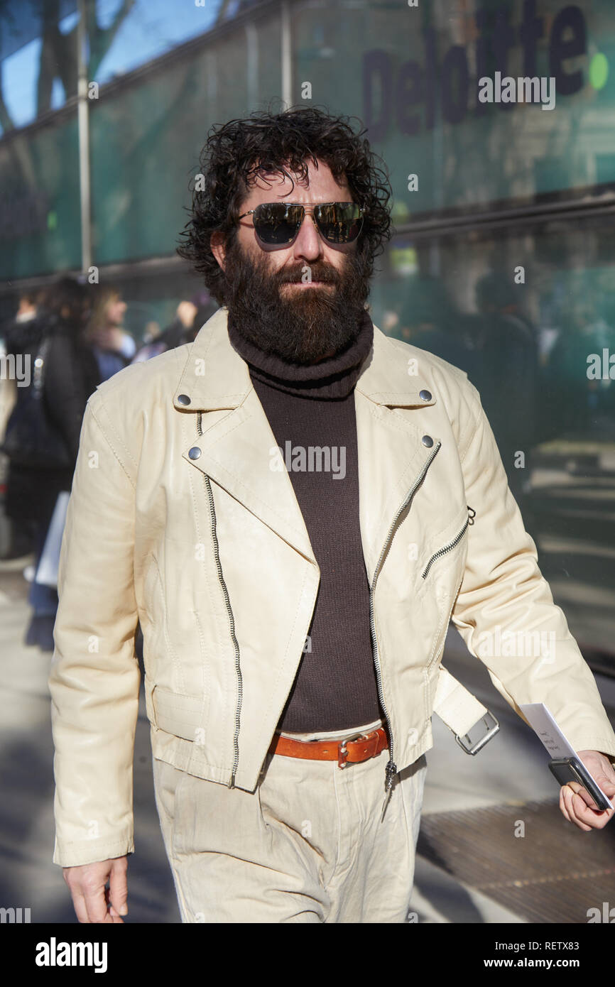 Milano, Italia - 14 gennaio 2019: l'uomo con brown turtleneck maglione e giacca beige prima di Emporio Armani fashion show, la Settimana della Moda Milanese street styl Foto Stock