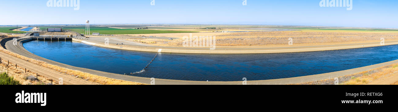 Vista panoramica del 'DOS Amigos' impianto di pompaggio che spinge l'acqua su per la collina sulla San Luis Canal, parte della California sistema di acquedotti; los banos, Foto Stock