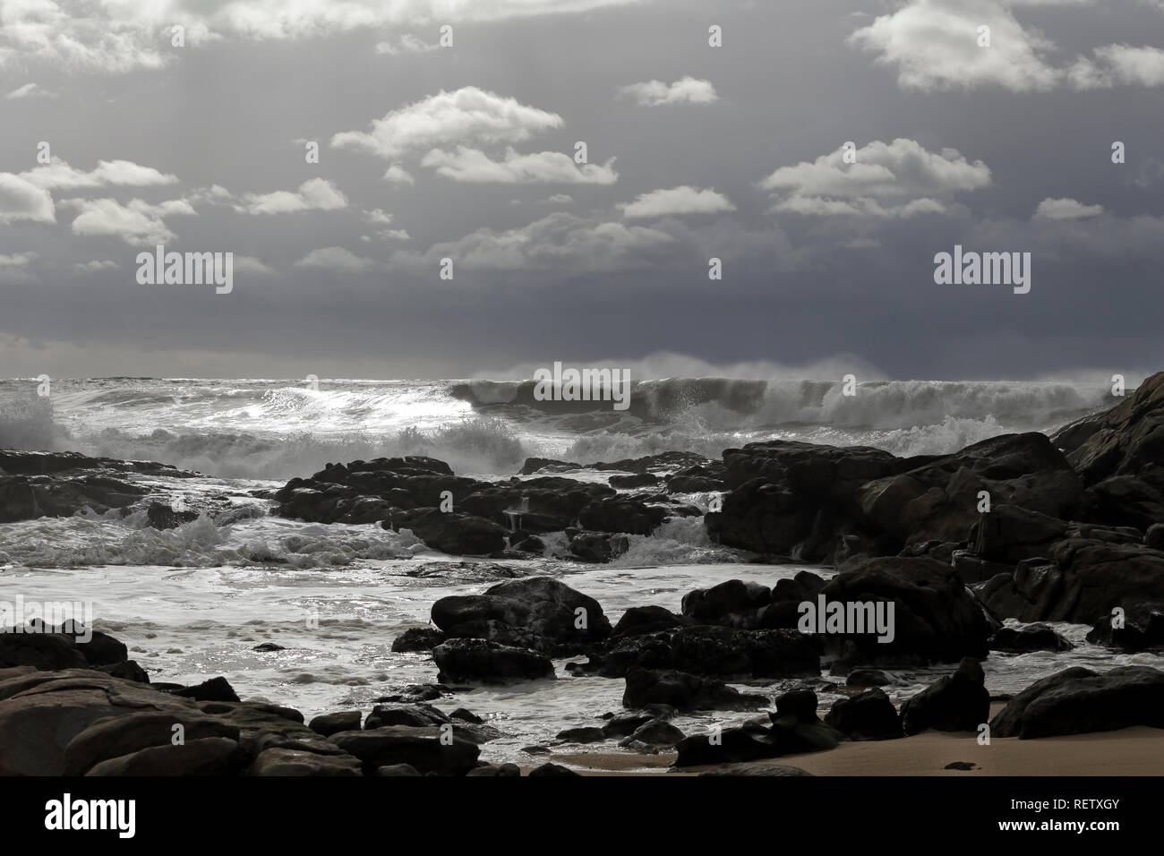 Portoghese settentrionale rocciosa costa del mare prima che la pioggia e la tempesta Foto Stock