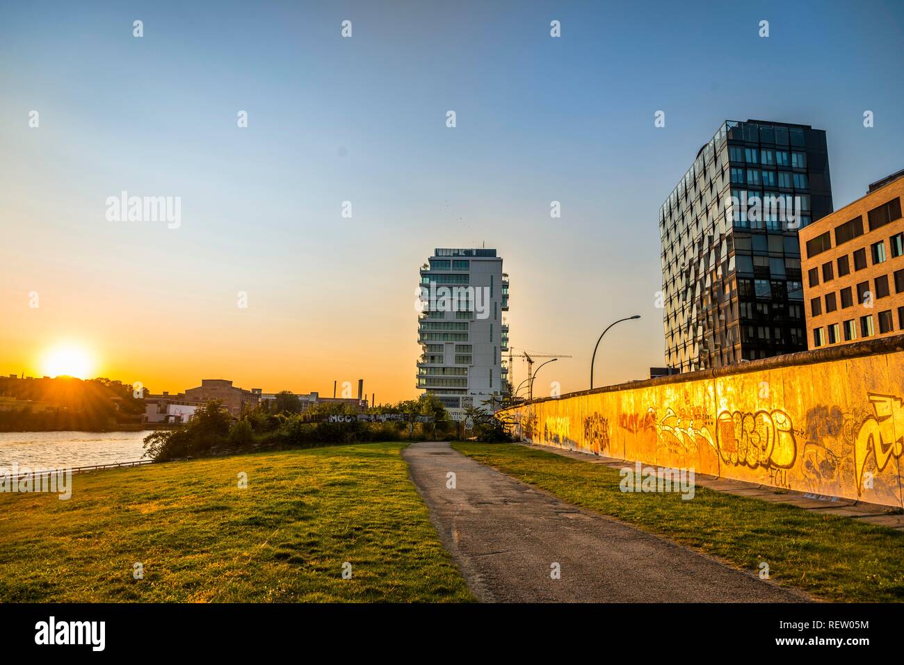 Alto edificio di livelli di vita a East Side Gallery e Spree, Berlino-friedrichshain, Berlino, Germania Foto Stock