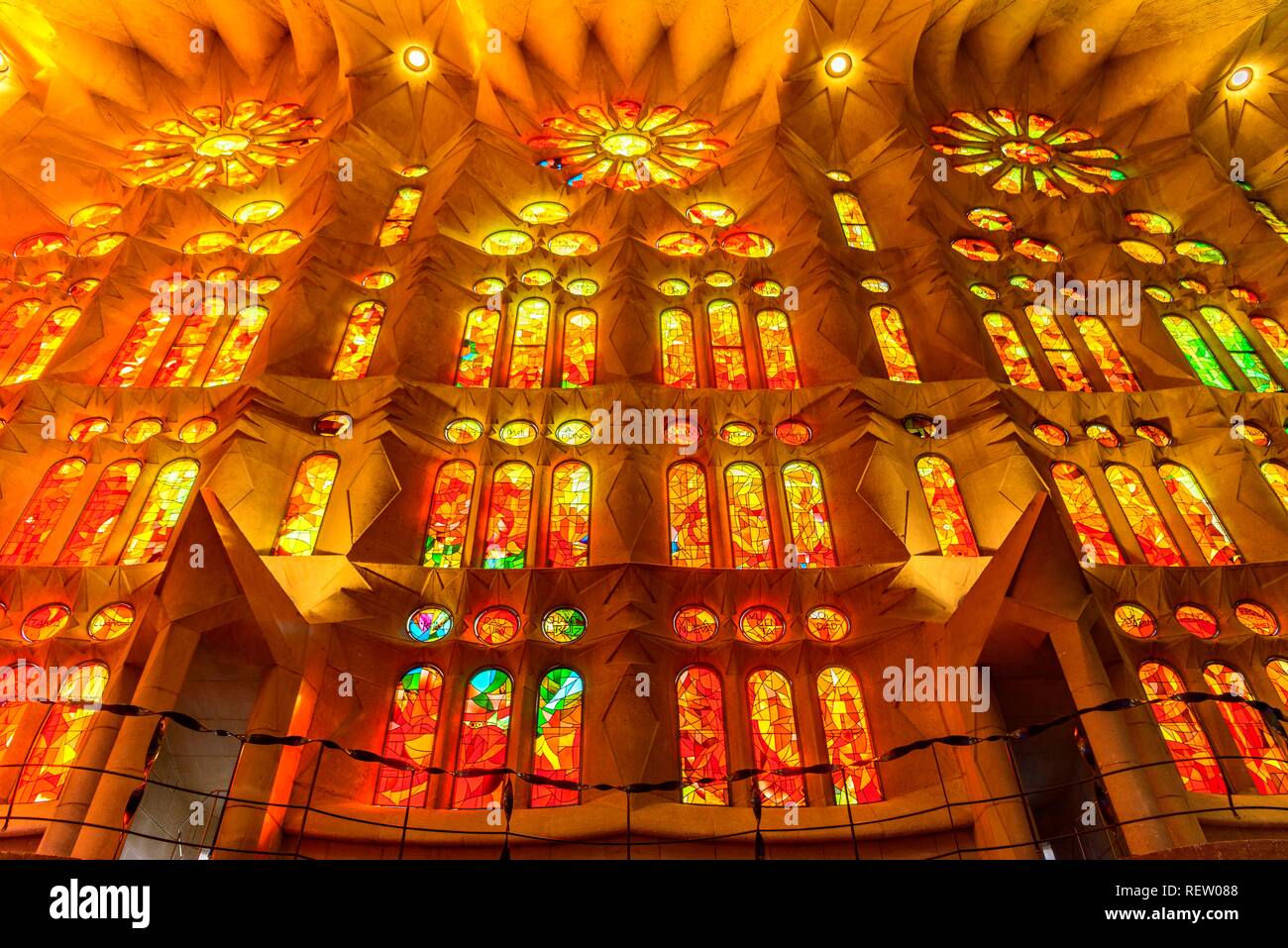 Vista interna, vetrate della Sagrada Familia di Antoni Gaudì Barcellona, in Catalogna, Spagna Foto Stock