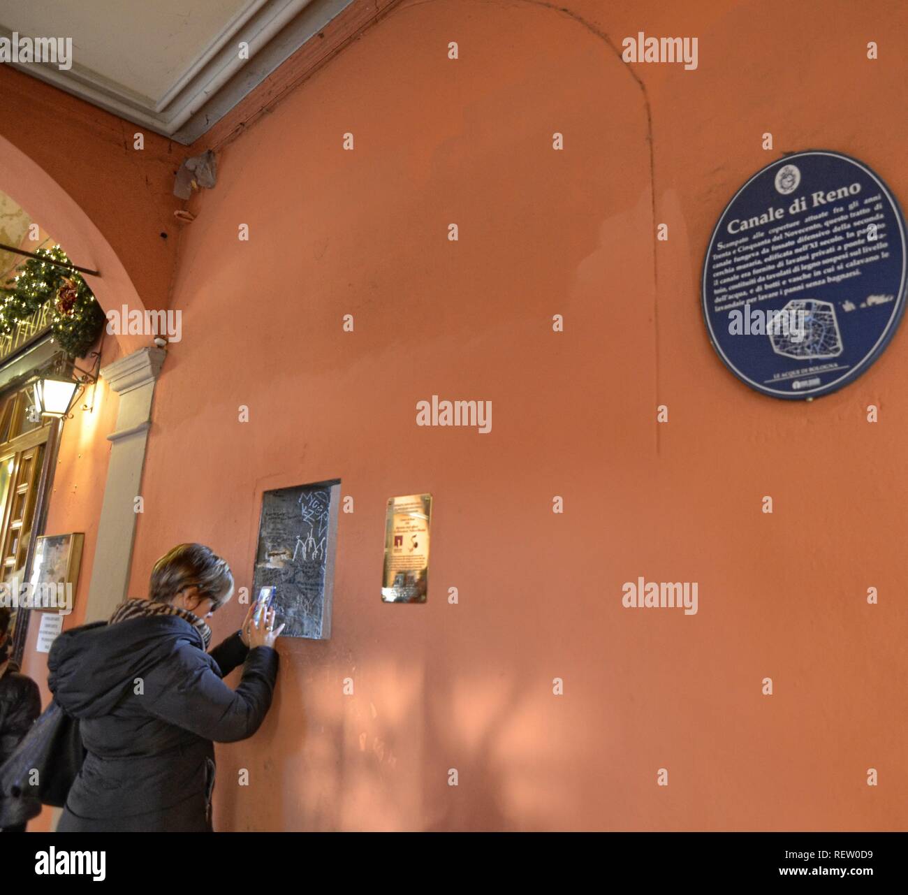 Bologna, Emilia Romagna, Italia. Dicembre 2018. Il Reno canale scorre tra le case dando una immagine simile a Venezia. Tutti i turisti una sosta per ammirare i Foto Stock