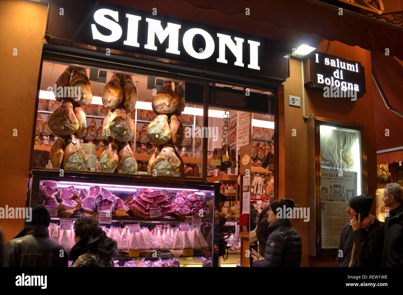 Bologna, Emilia Romagna, Italia. Dicembre 2018. La prosciutteria offrono la possibilità di acquistare e assaggiare il famoso locale di prosciutti e salami. Tipicità Foto Stock