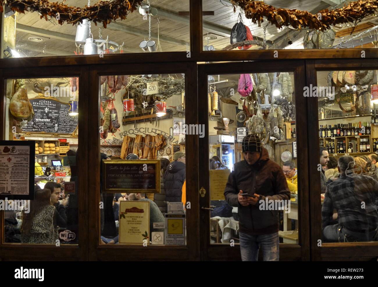 Bologna, Emilia Romagna, Italia. Dicembre 2018. La prosciutteria offrono la possibilità di acquistare e assaggiare il famoso locale di prosciutti e salami. Tipicità Foto Stock