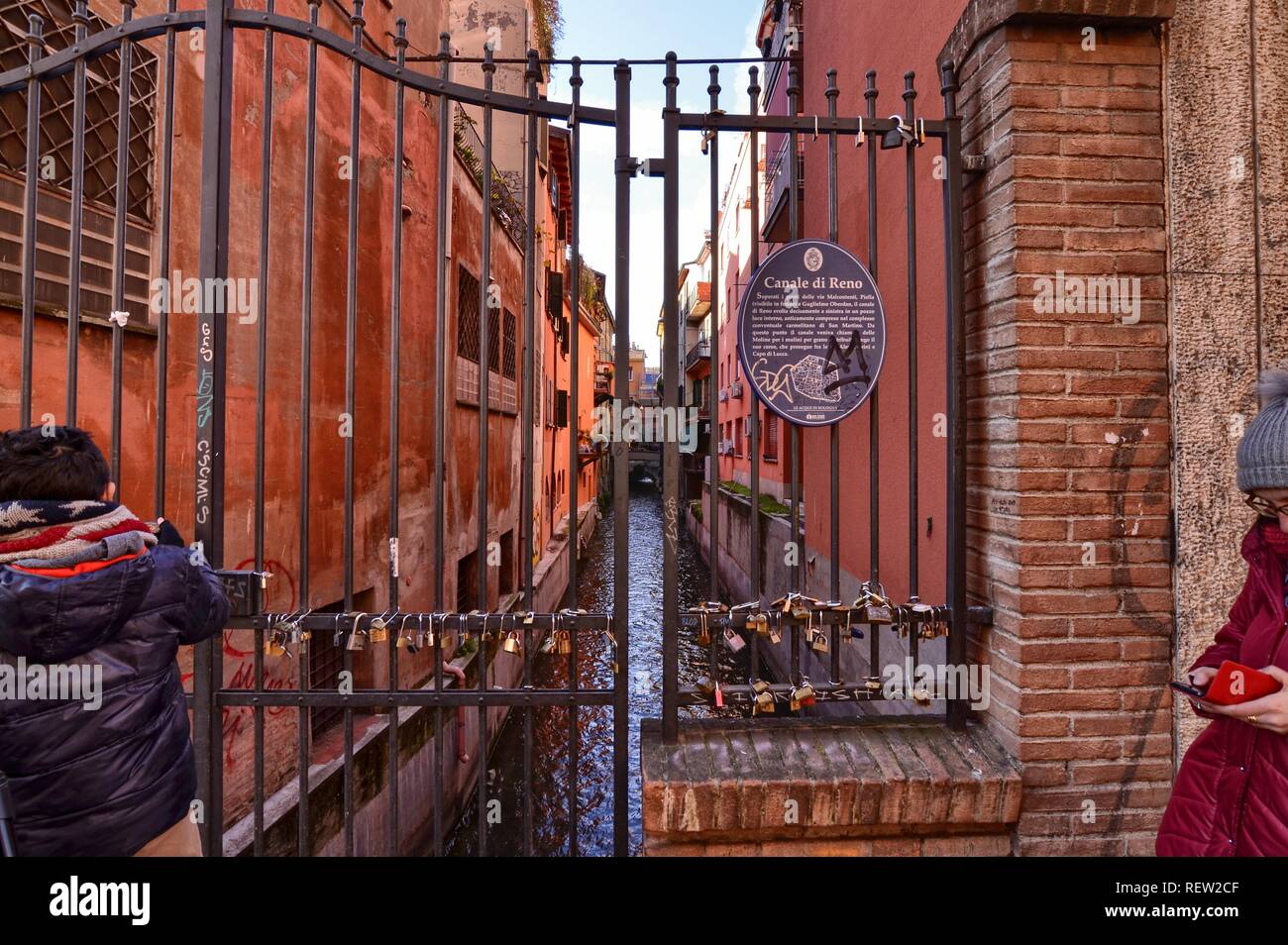 Bologna, Emilia Romagna, Italia. Dicembre 2018. Una parte nascosta della città che ricorda quello di Venezia! Il Reno canale scorre tra le case dando un molto Foto Stock
