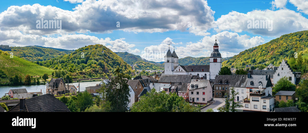 Vista del villaggio Treis-Karden con il Saint Castor chiesa abbaziale, la Mosella e le colline circostanti.Cochem-Zell, Renania-Palatinato, Germania. Foto Stock