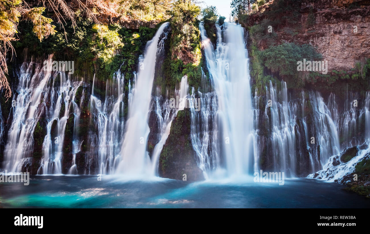 Vista di McArthur-Burney cade in Shasta Foresta Nazionale, la California del nord; una lunga esposizione Foto Stock