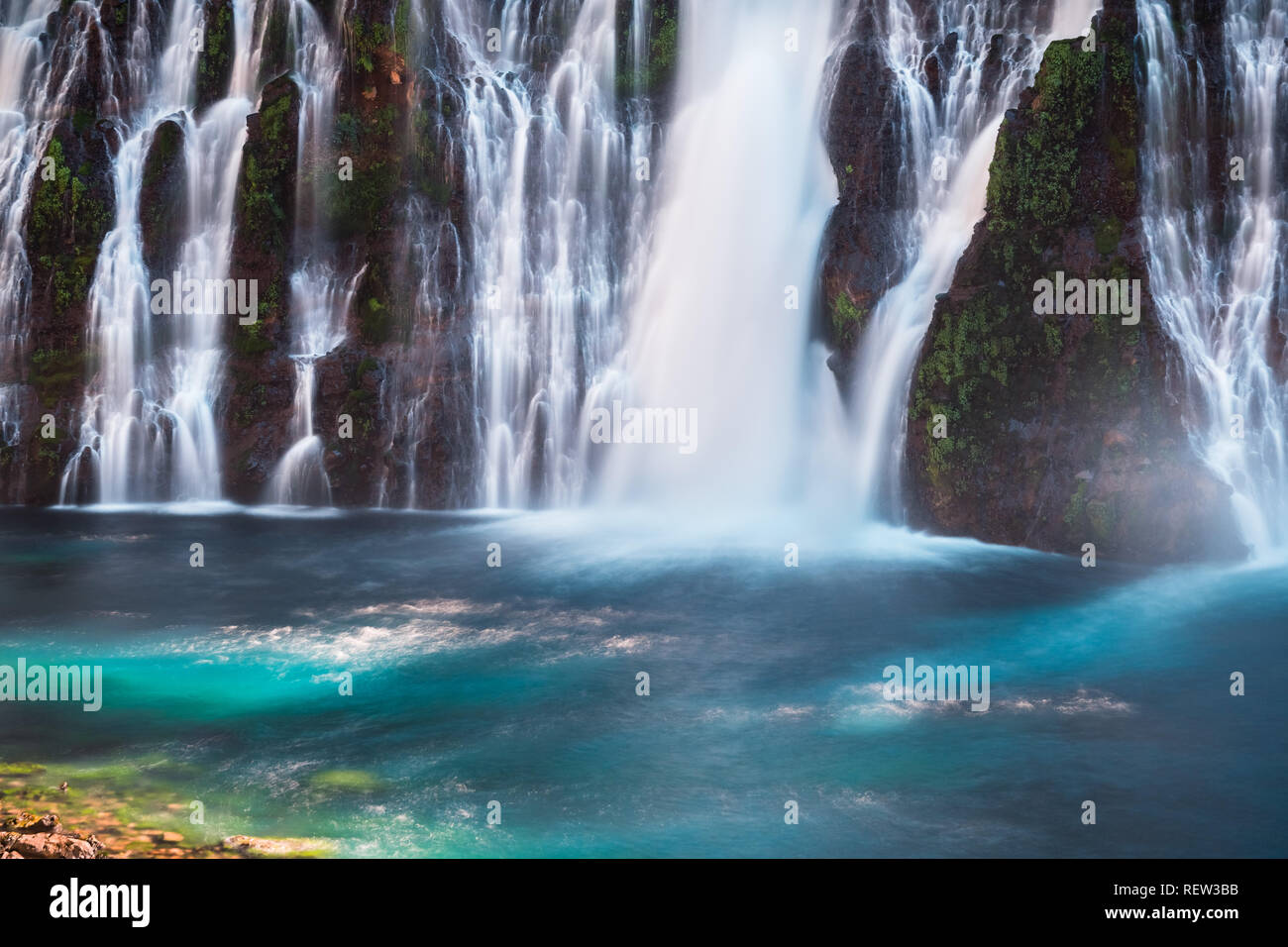 Vista di McArthur-Burney cade in Shasta Foresta Nazionale, la California del nord; una lunga esposizione Foto Stock