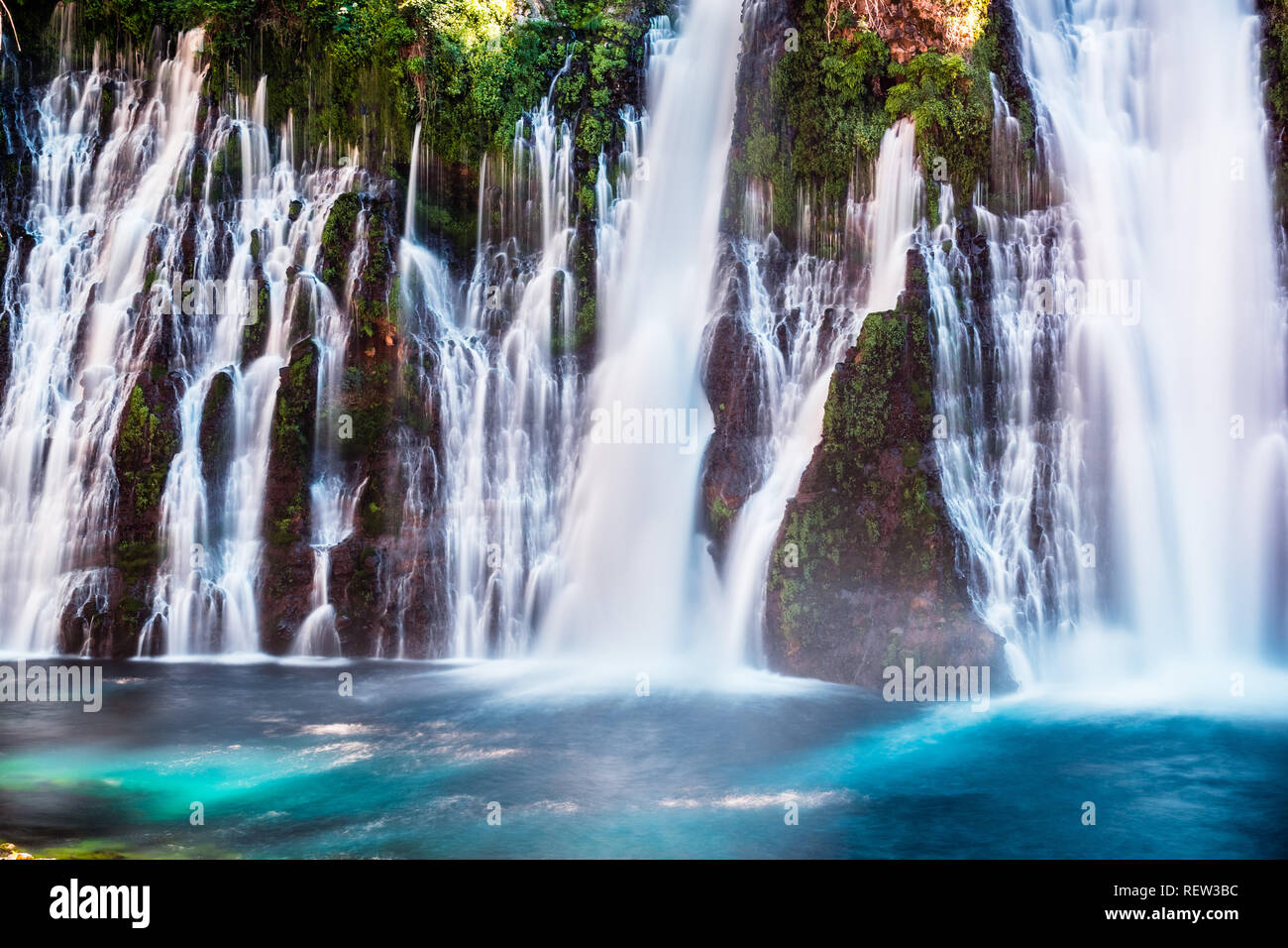 Vista di McArthur-Burney cade in Shasta Foresta Nazionale, la California del nord; una lunga esposizione Foto Stock