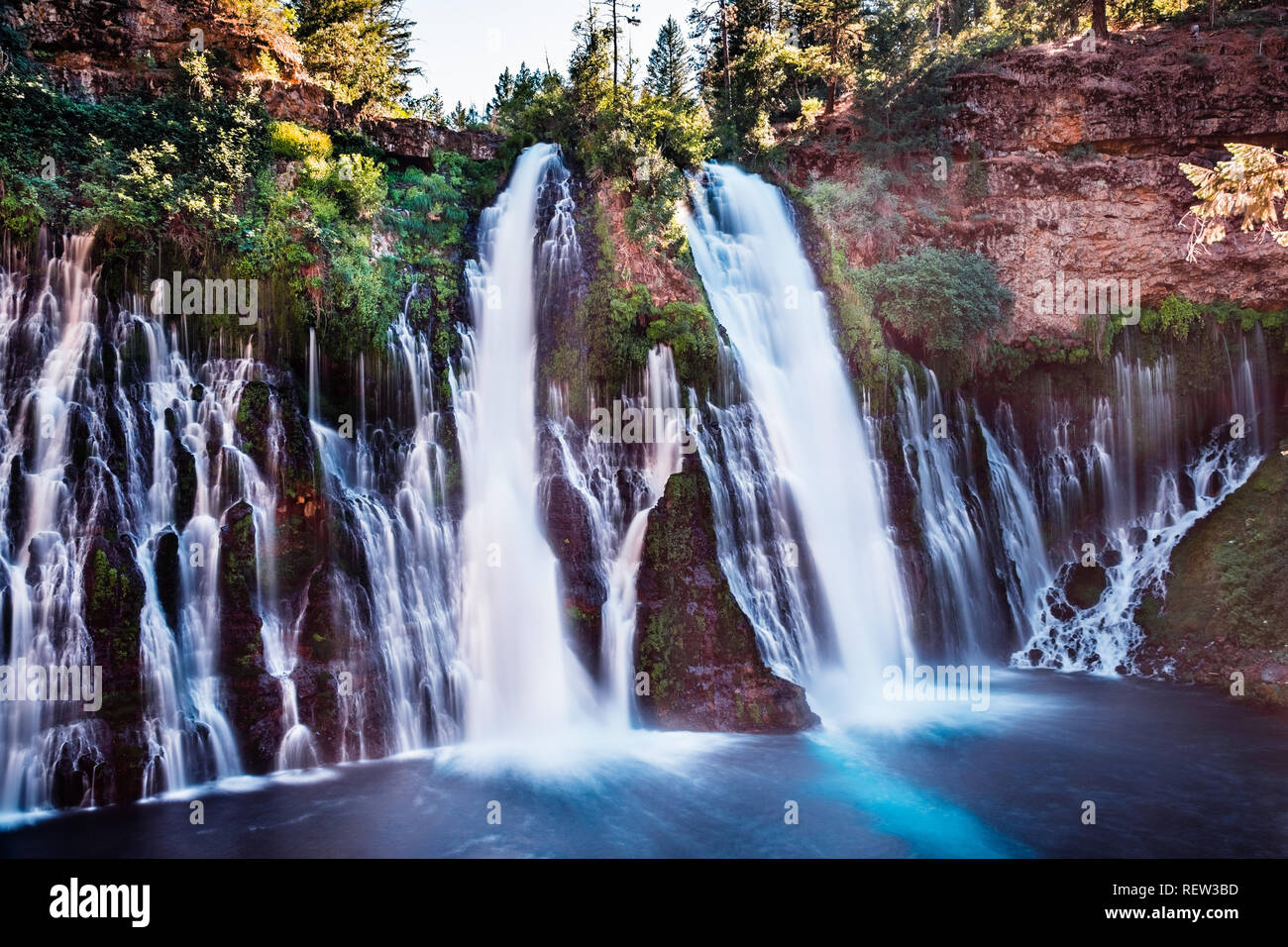 McArthur-Burney cade in Shasta Foresta Nazionale, la California del nord; una lunga esposizione Foto Stock