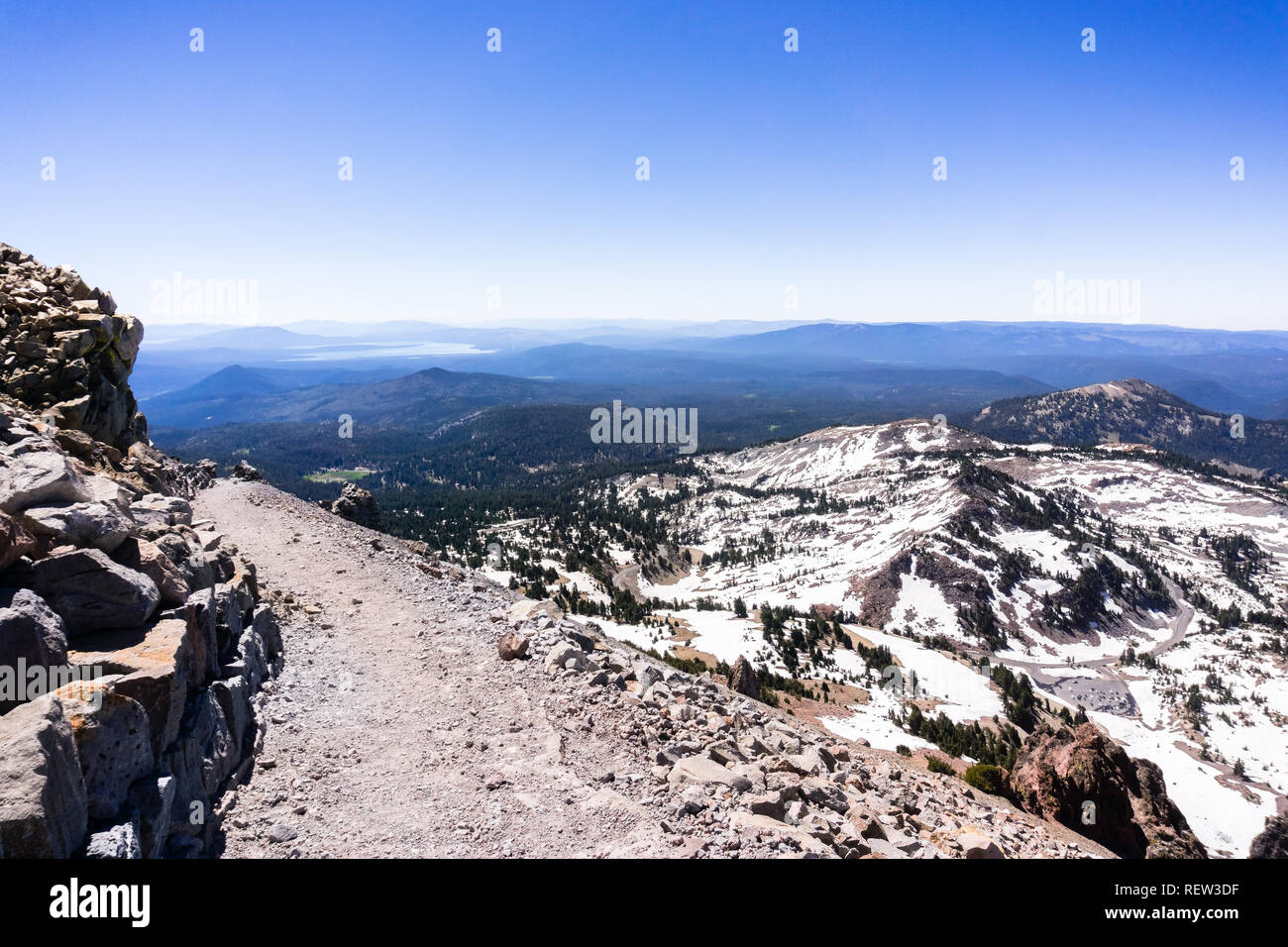 Sentiero escursionistico di Lassen Peak; Parco nazionale vulcanico di Lassen; lago Almanor visibile in background; Nord della California Foto Stock