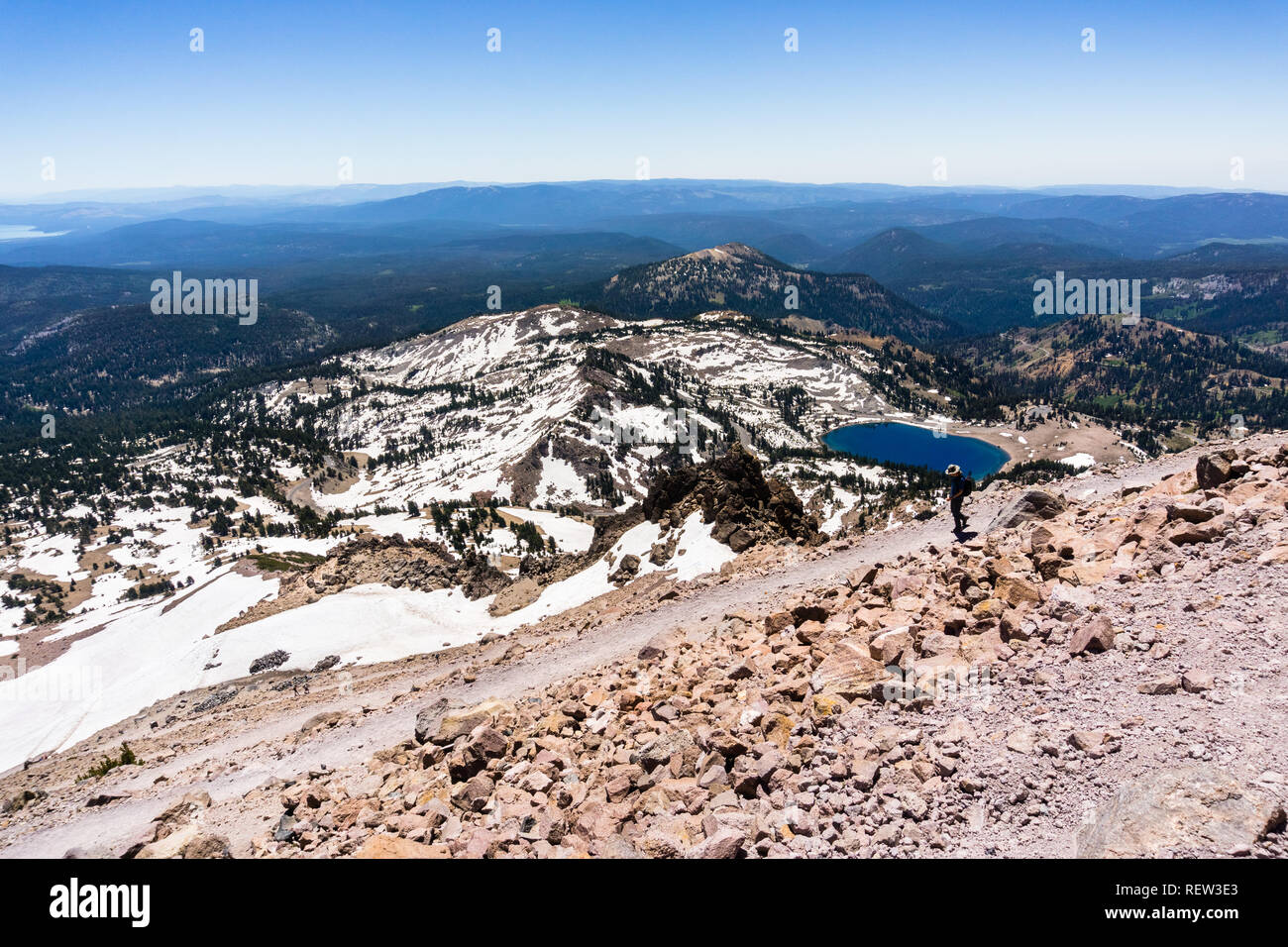 Hking sul sentiero a picco Lassen; Lago di Helen in background; Parco nazionale vulcanico di Lassen, California Foto Stock