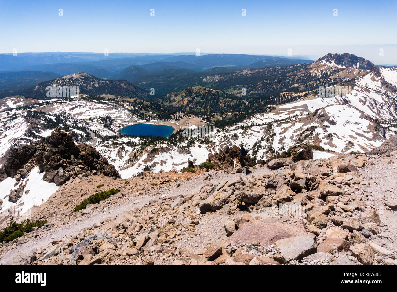 Trekking in alta quota il sentiero a picco Lassen; Lago di Helen in background; Parco nazionale vulcanico di Lassen, California Foto Stock