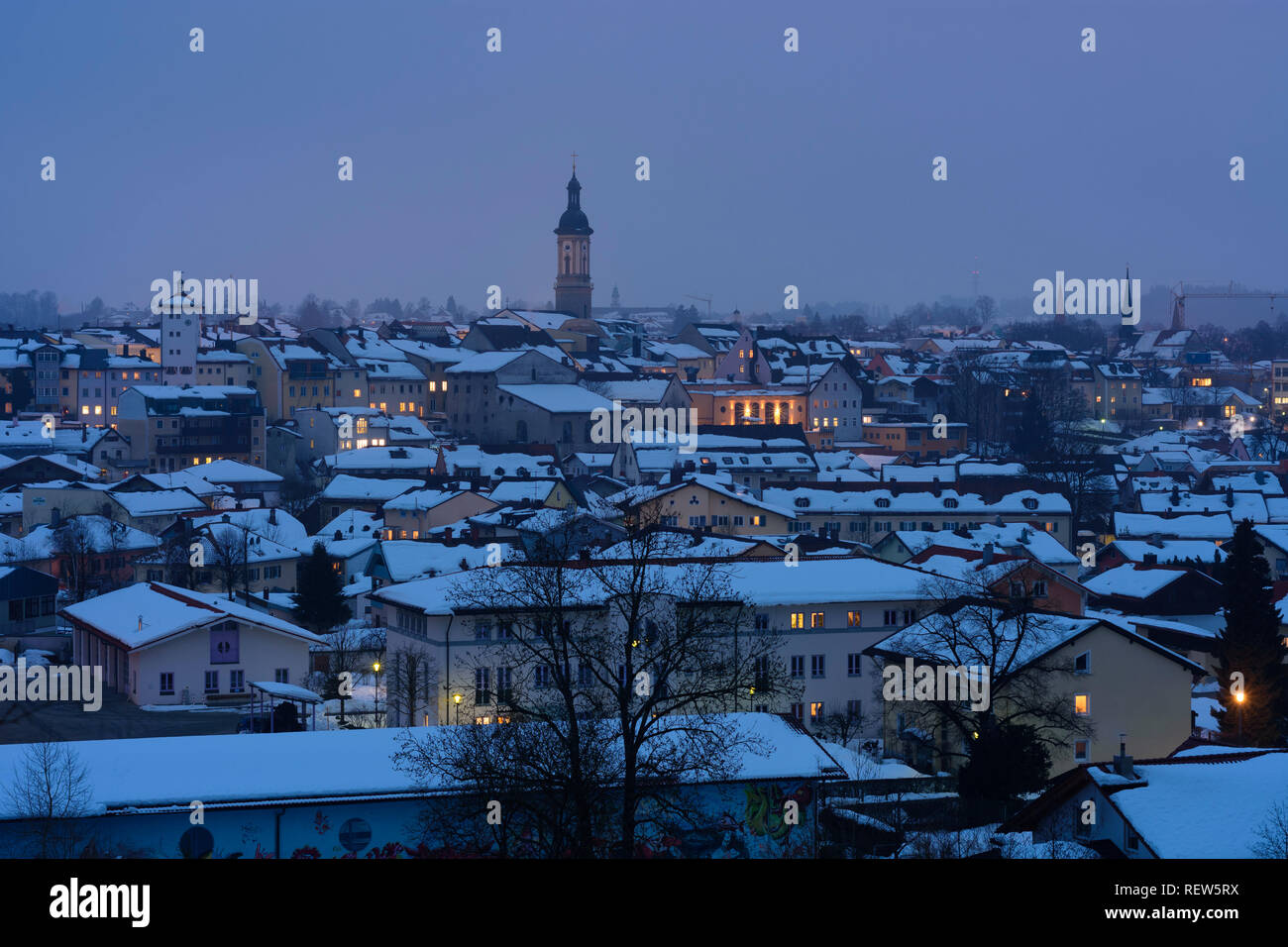 Traunstein: visualizzare al centro della città, la chiesa di San Osvaldo in Alta Baviera, Chiemgau, Alta Baviera, Baviera, Baviera, Germania Foto Stock