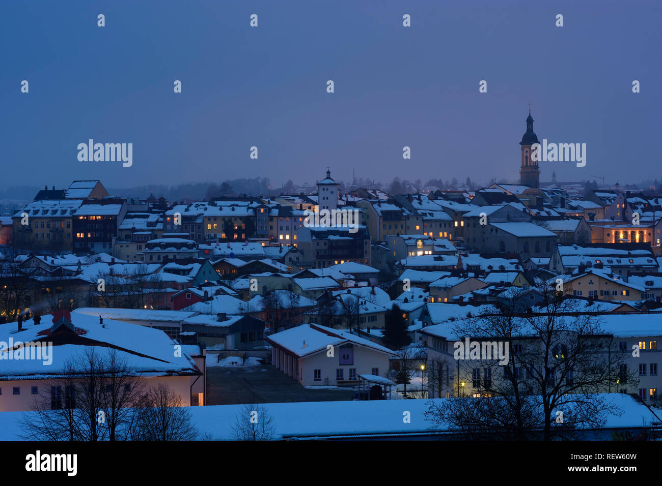 Traunstein: visualizzare al centro della città, la chiesa di San Osvaldo in Alta Baviera, Chiemgau, Alta Baviera, Baviera, Baviera, Germania Foto Stock
