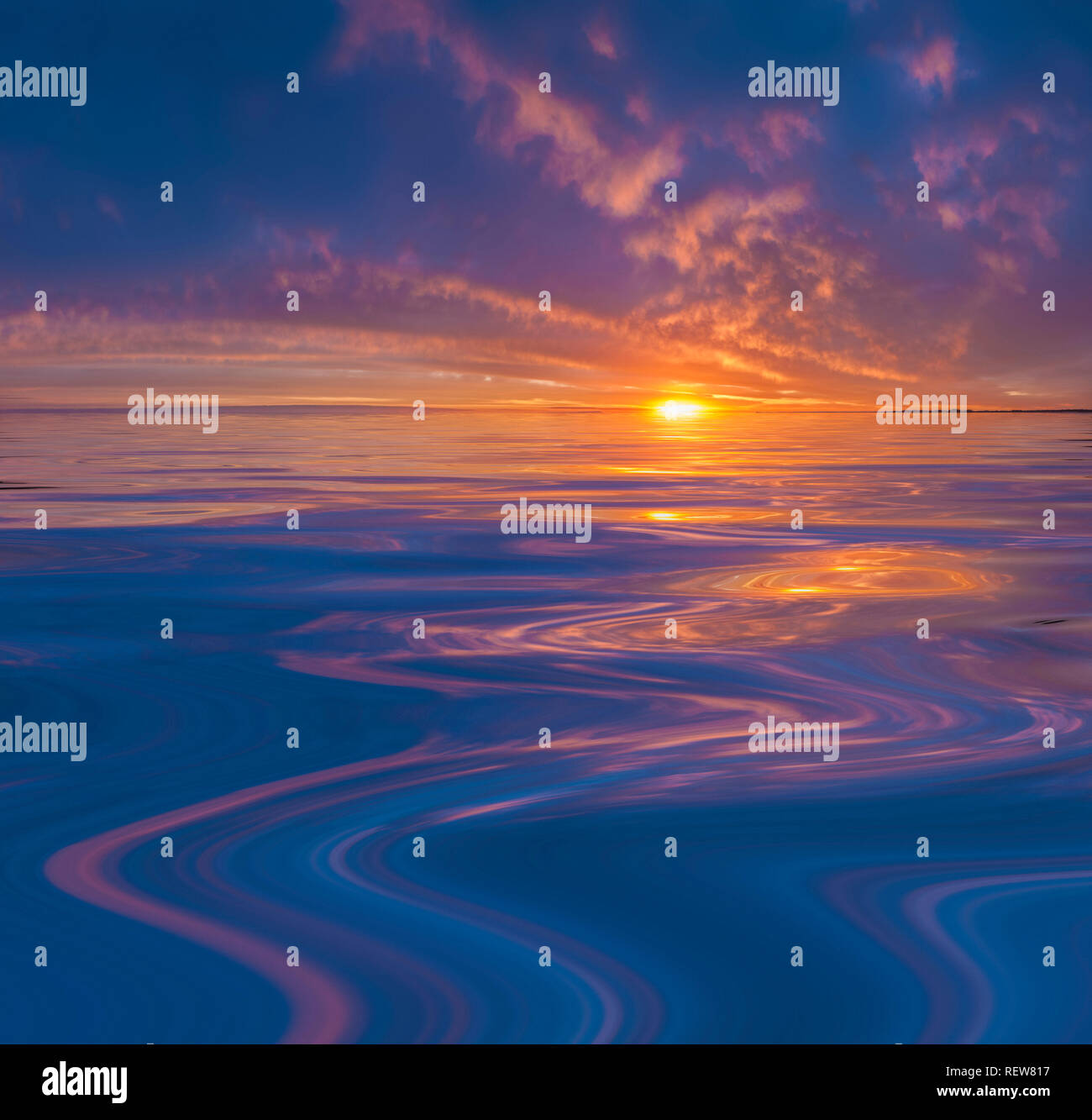 Il tramonto o l'alba su acque calme Foto Stock