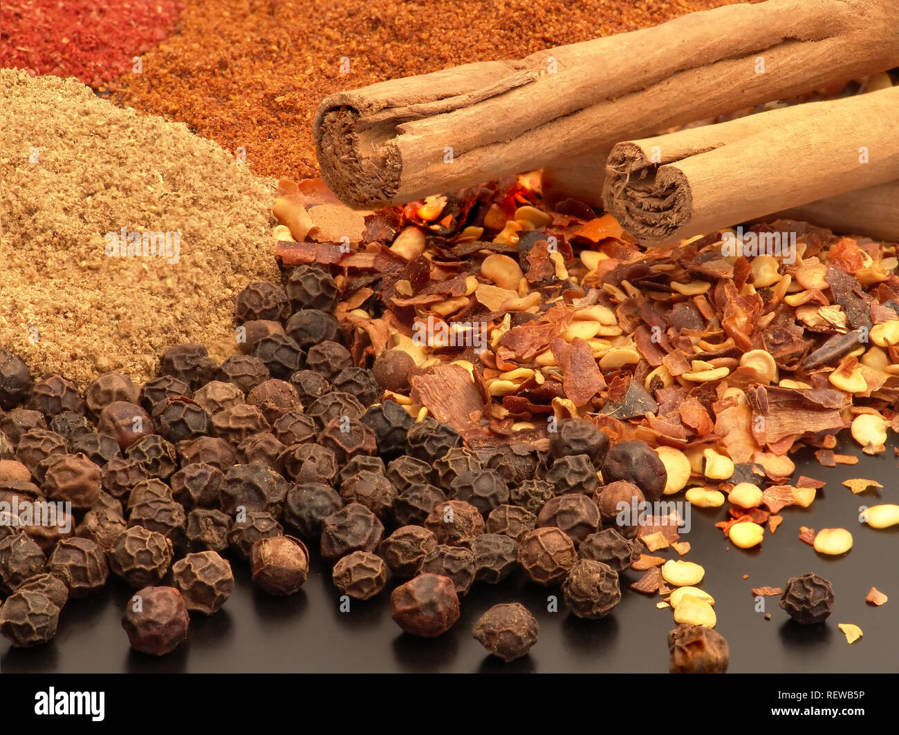 Ingredienti alimentari - Assortimento di caldo e spezie calde su un tavolo Foto Stock