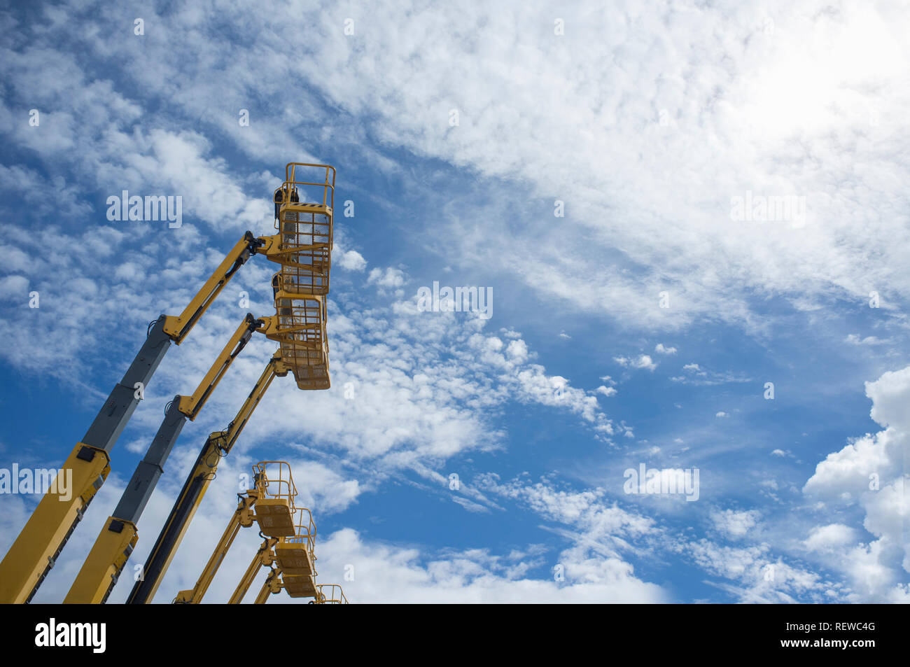 Bracci telescopici. Alcune piattaforme sollevata sopra il cielo blu Foto Stock