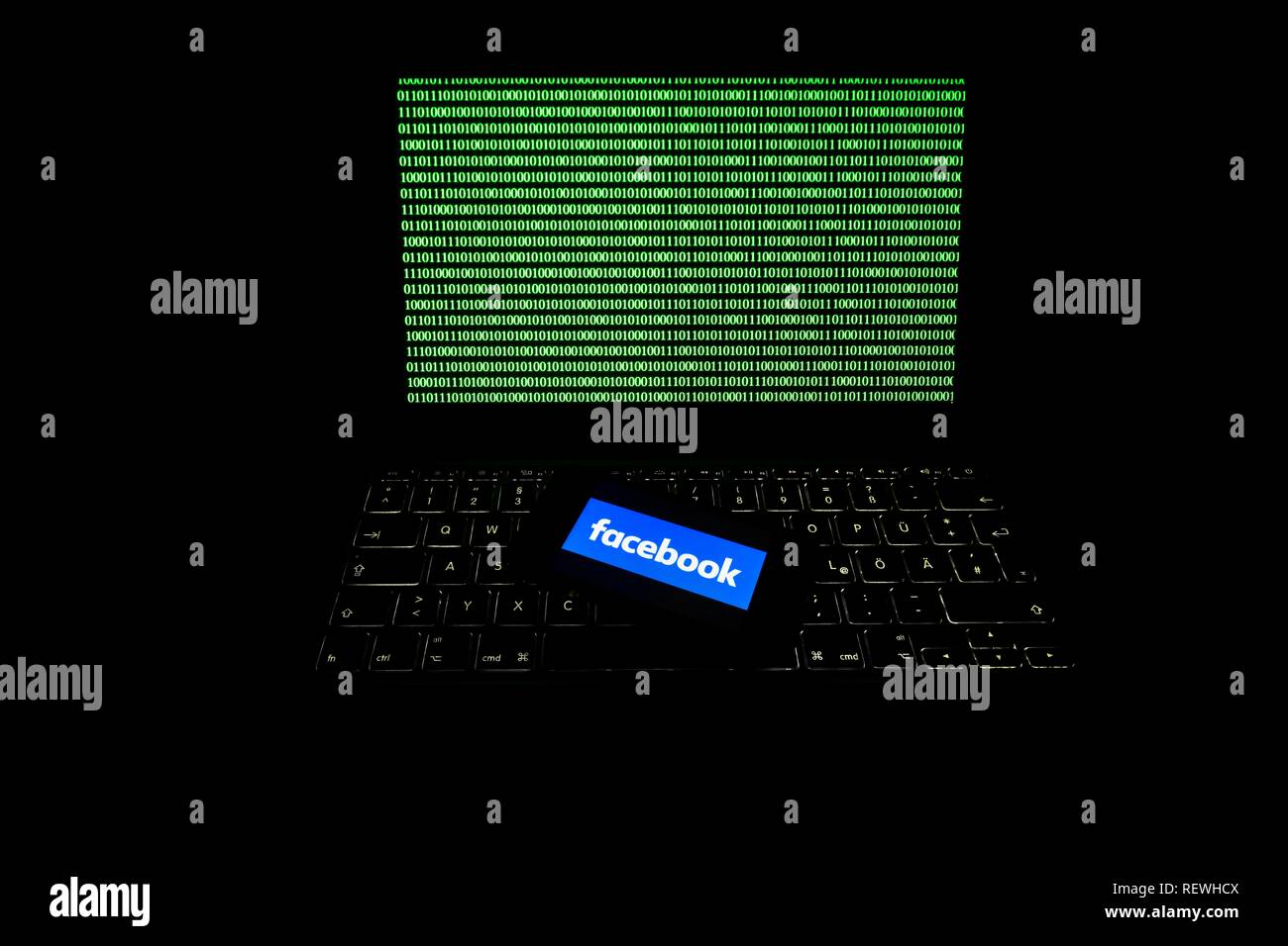 Smartphone con logo su Facebook tastiera icona, criminalità informatica e criminalità informatica, protezione dei dati, Germania Foto Stock