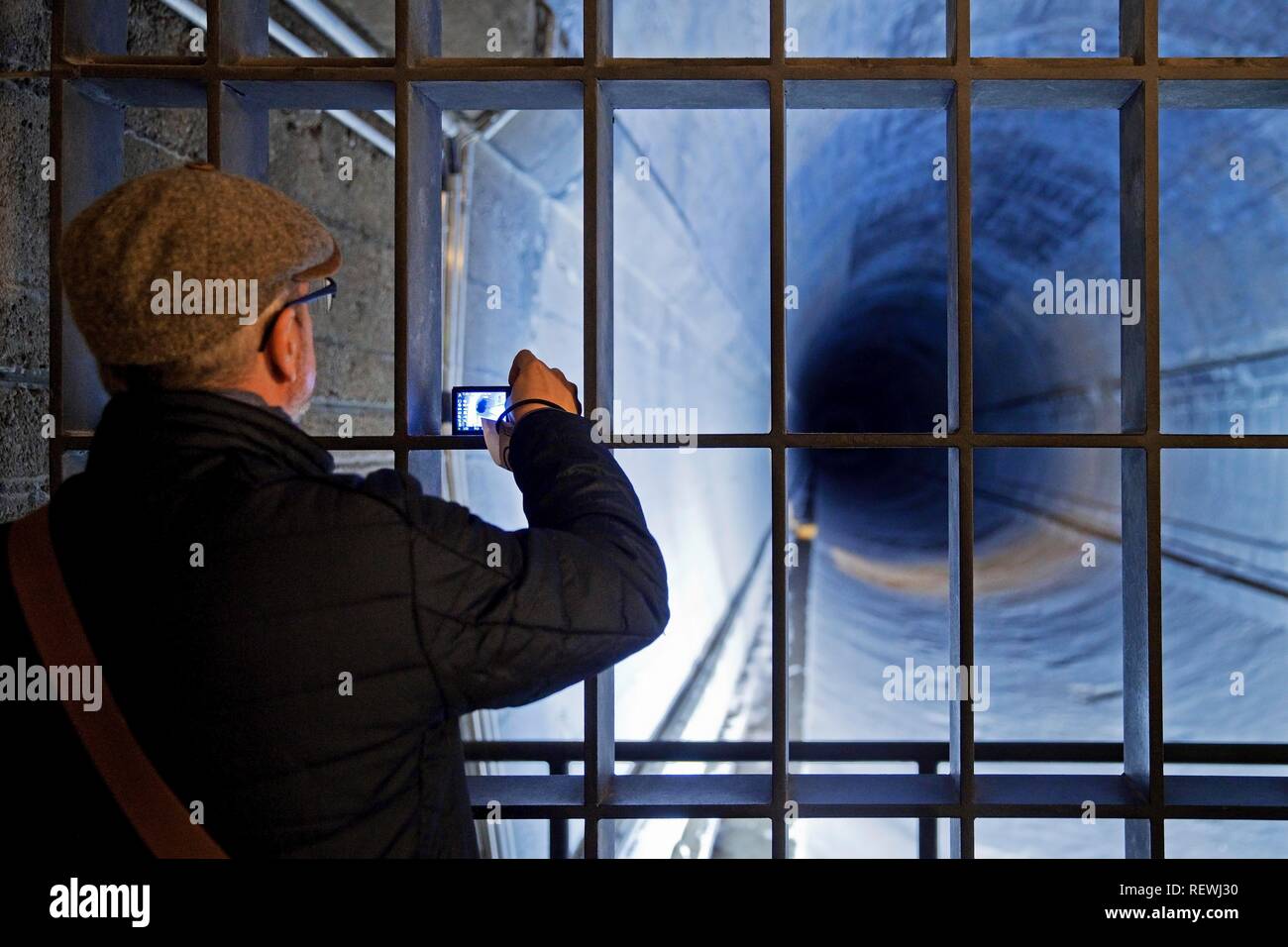 Un uomo fotografato nel tunnel tubo, documentazione governo sito bunker, Bad Neuenahr-Ahrweiler, Renania-Palatinato Foto Stock