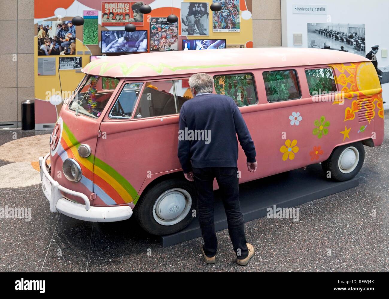 Movimento Hippie con dipinto di bus VW, Casa della Storia di Bonn, Renania settentrionale-Vestfalia, Germania Foto Stock