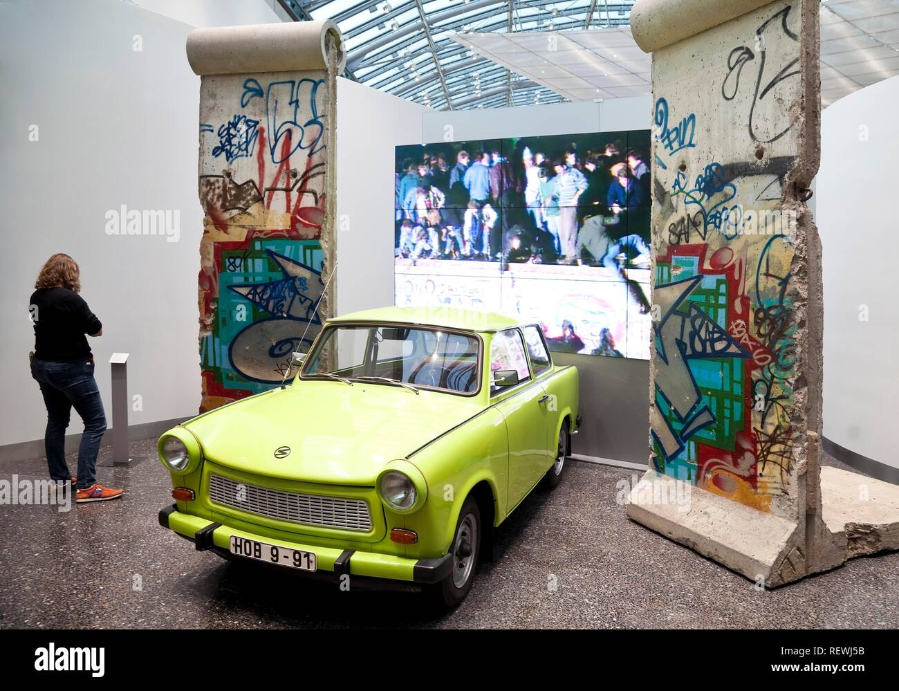 Originale muro di Berlino con Trabi e il film di apertura del muro di Berlino nel 1989, presso la Haus der Geschichte di Bonn Foto Stock