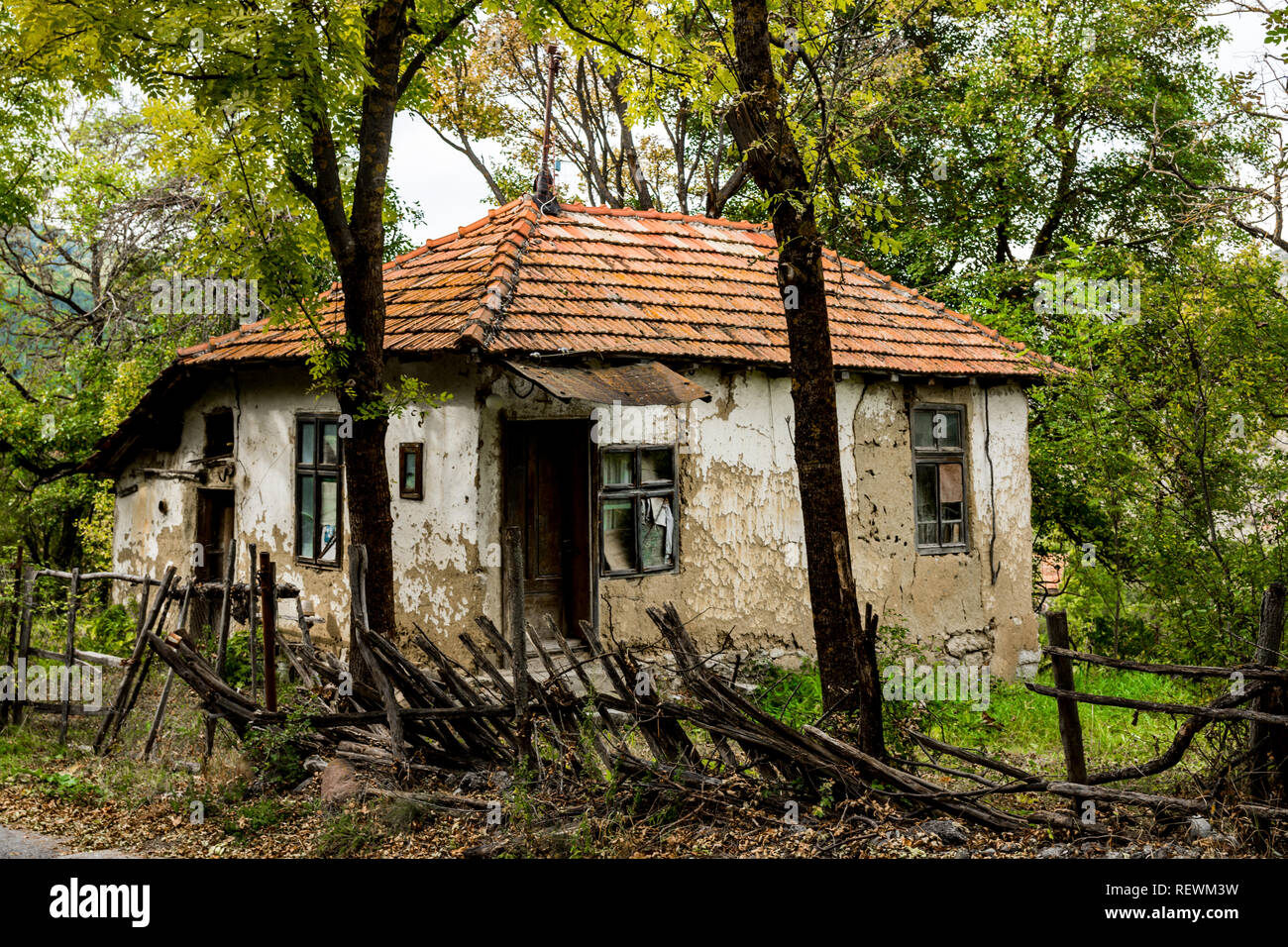 Una vecchia casa abbandonata nel villaggio di Rsovci su Stara Planina ( vecchia montagna ) in Serbia. Foto Stock