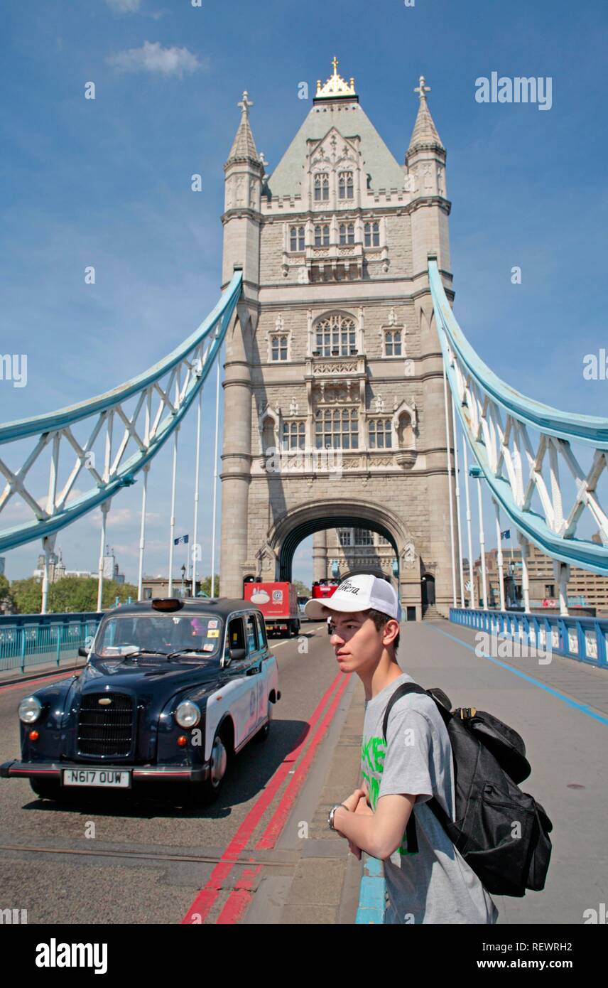 Adolescente presso il Tower Bridge di Londra, Inghilterra, Gran Bretagna, Europa Foto Stock
