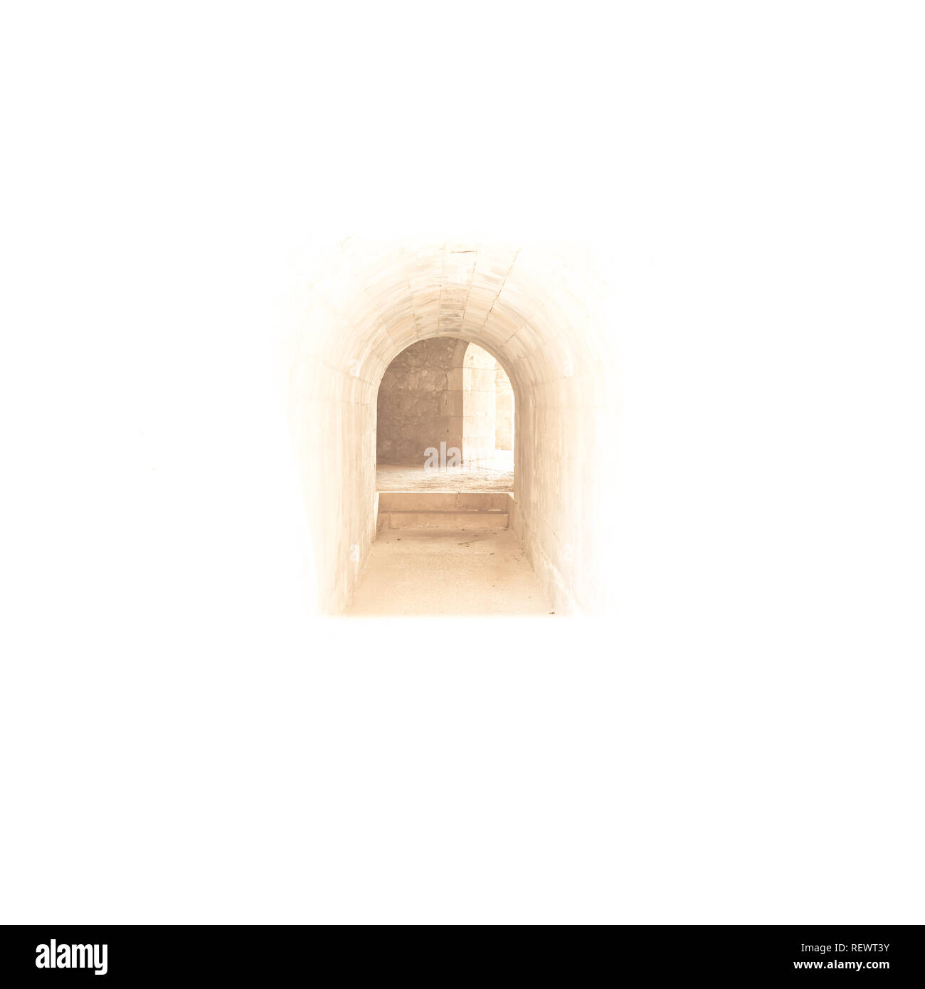 Una luce alla fine del tunnel. Porta medievale in un vecchio castello. Foto Stock