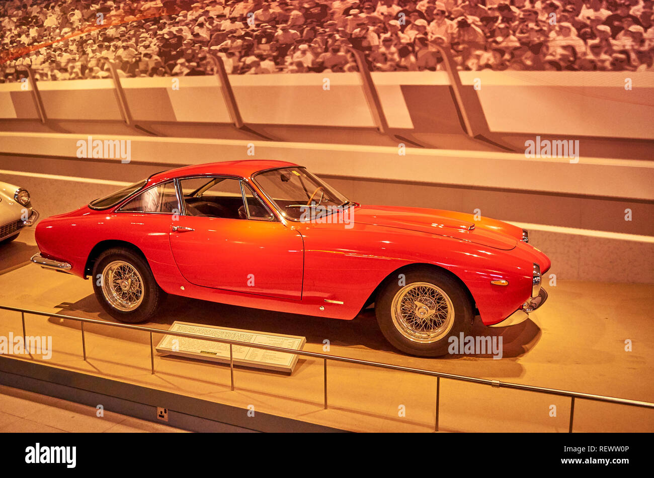 I giovani che si divertono sull Bounce Back caduta della torre in Europa il nuovissimo parco a tema Terra Ferrari (parte di PortAventura) vicino alla città di Barcellona Foto Stock