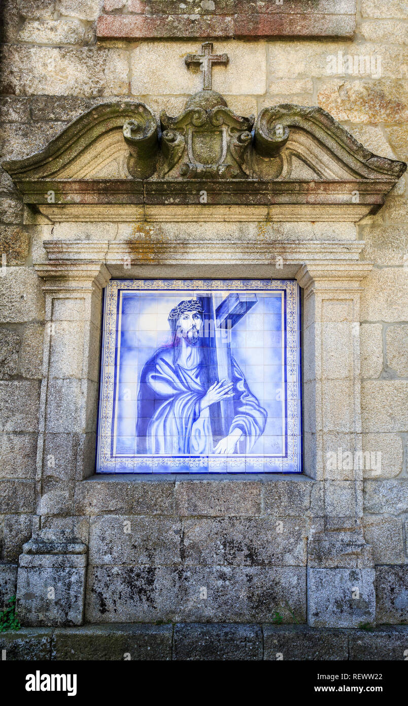 Nicchia con piastrelle monocromatiche pannello, blu su bianco, fiancheggiata da lesene e sormontato da fregi e frontone interrotto dalla croce latina a Castro Daire, Po Foto Stock Nicchia con piastrelle monocromatiche pannello, blu su bianco, fiancheggiata da lesene e sormontato da fregi e frontone interrotto dalla croce latina a Castro Daire, Po Foto Stock