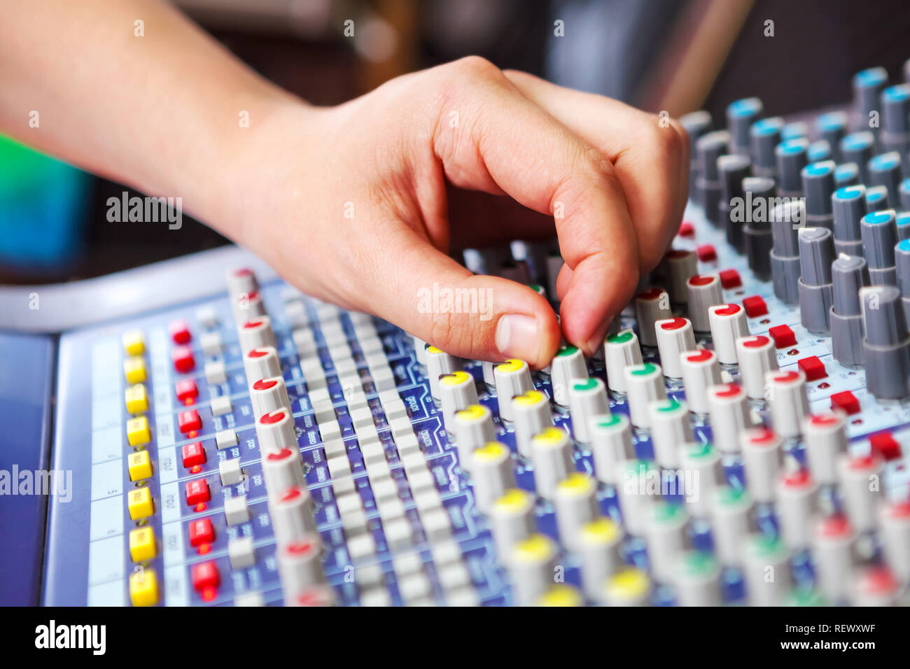 Audio professionale Ingegnere miscelazione regolazione concole. Foto Stock