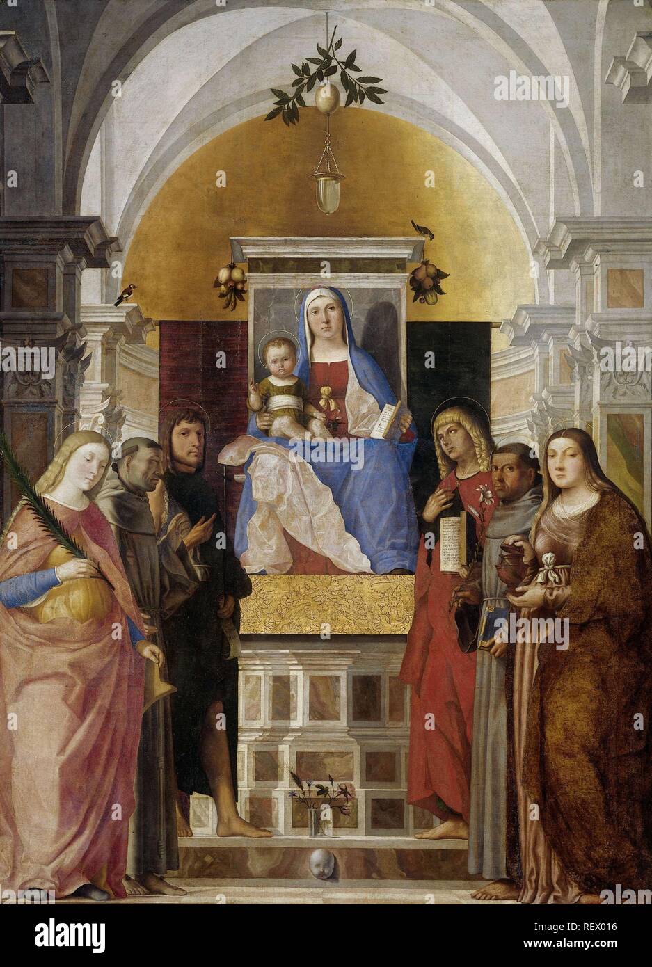 Madonna con il Bambino e i Santi Caterina, Francesco di Assisi, Giovanni Battista, Giovanni Evangelista, Antony di Padova e Maria Maddalena. Dating: 1510 - 1520. Misurazioni: h 266 cm × W 195 cm; d 7,5 cm; w 42 cm. Museo: Rijksmuseum Amsterdam. Autore: Marcello Fogolino. Foto Stock