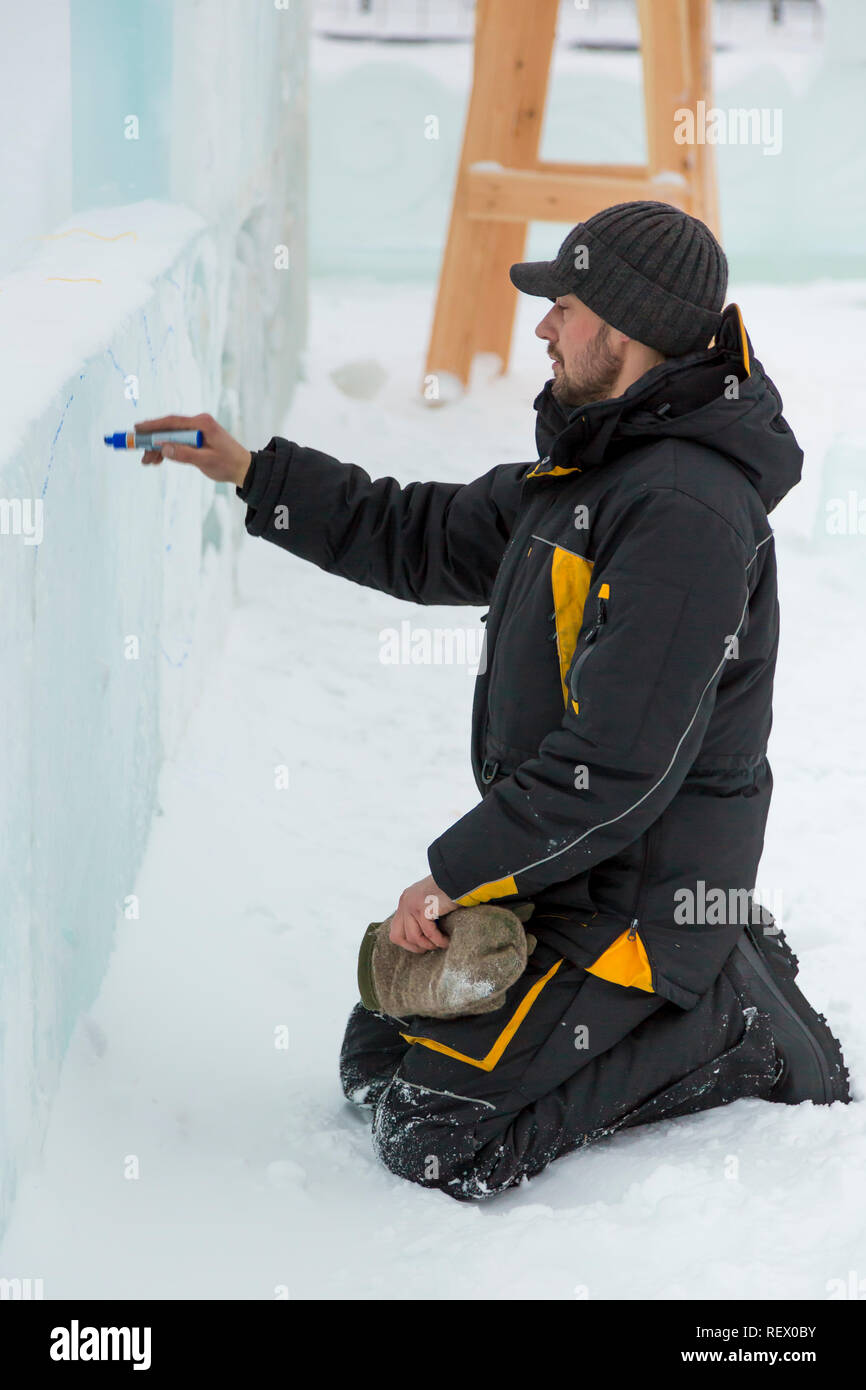 L'artista disegna i contorni del futuro ice figura sul ghiaccio Foto Stock