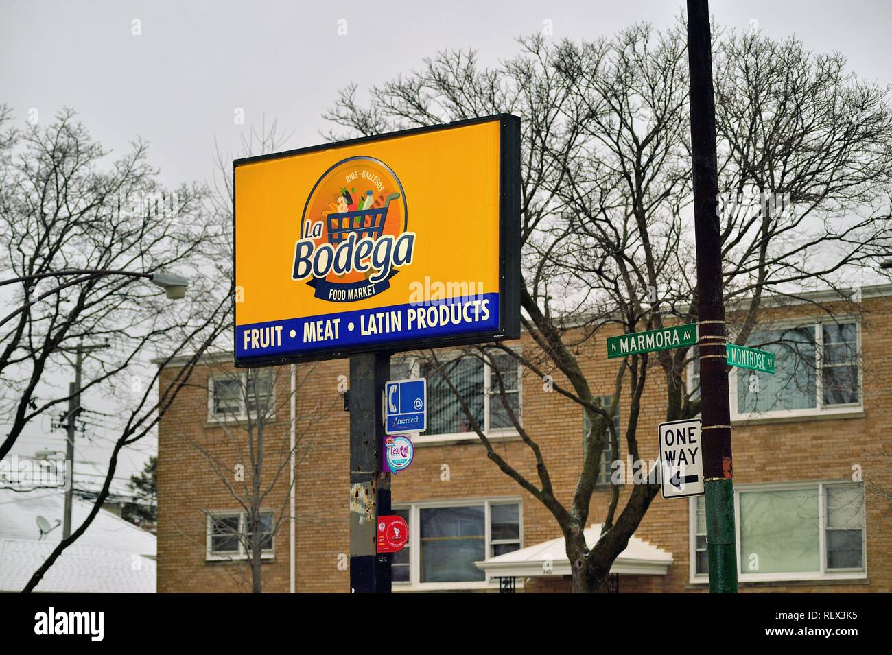 Chicago, Illinois, Stati Uniti d'America. Un locale bodega sul lato nord-ovest di Chicago nella Jefferson Park quartiere. Foto Stock