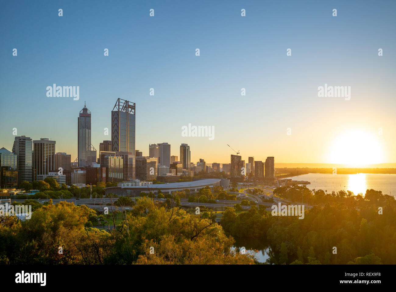 Skyline di Perth a notte in Australia occidentale Foto Stock